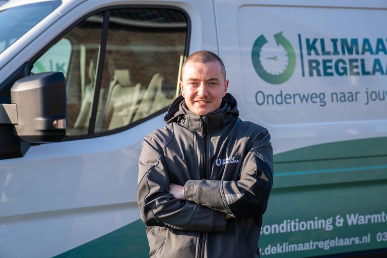 Klimaatregelaars medewerker voor bus