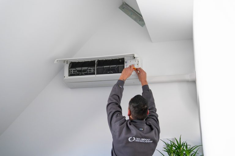 Onderhoud aan airco op zolder